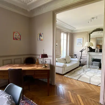 Haussmannien Apartment *