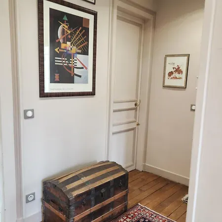 Haussmannien Apartment *
